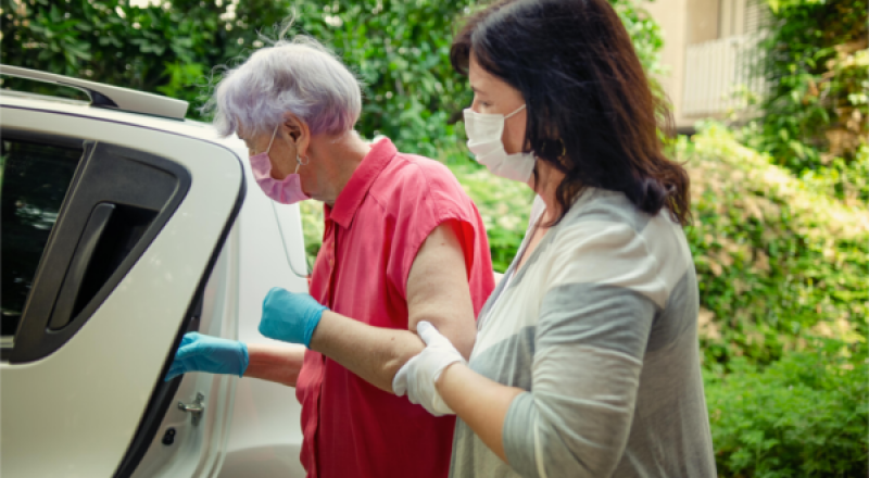 vaccinatie vervoer oude vrouw mondmasker